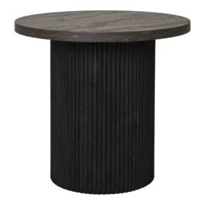De Boavista Bijzettafel is een moderne, minimalistische ronde tafel met een donkerhouten blad en een dik, zwart, verticaal gegroefd cilindrisch onderstel.