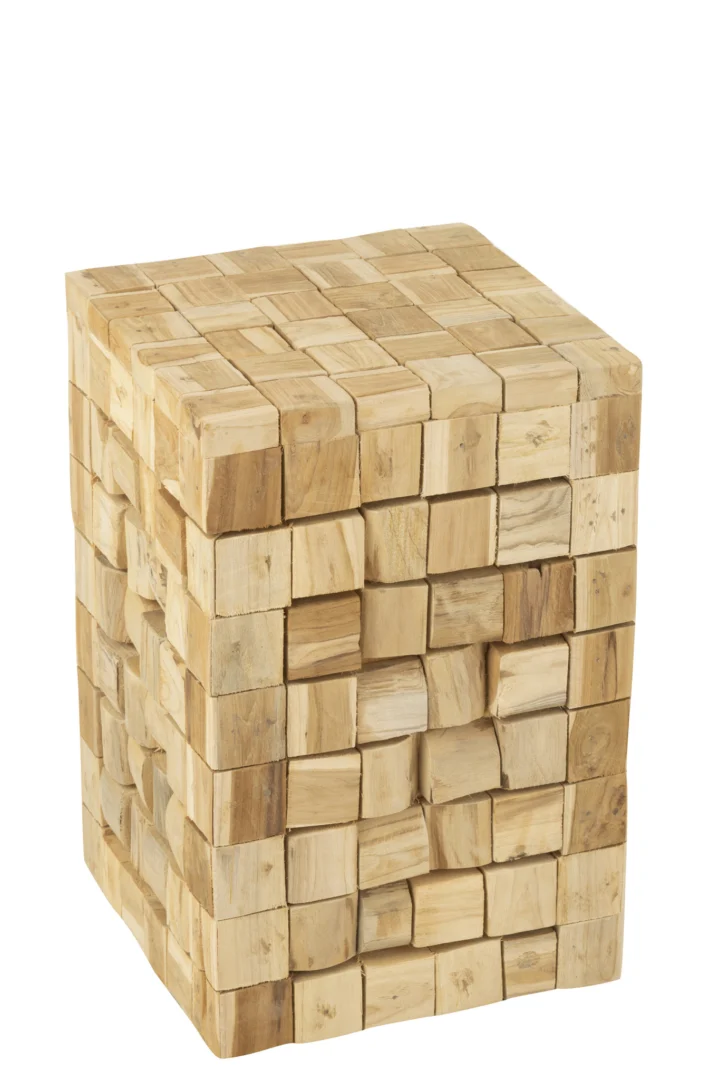 De Bijzettafel 30 x 45 CM Teakhout is een houten, kubusvormige kruk of tafel gemaakt van kleine, vierkante teakhouten blokken gerangschikt in een raster met een natuurlijke lichte houten afwerking.