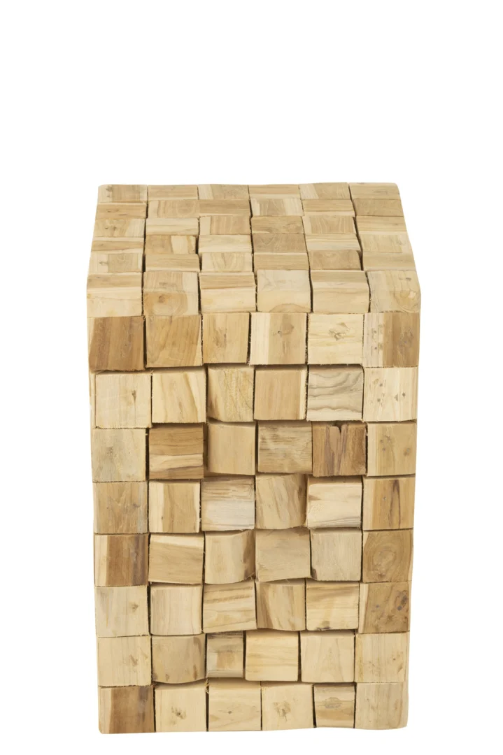 De Bijzettafel 30 x 45 CM Teakhout is een vierkante houten kruk gemaakt van meerdere kleine, lichtbruine teakhouten blokken die in een raster zijn gerangschikt, waarbij sommige blokken in het midden iets verzonken liggen. Het product wordt getoond tegen een effen witte achtergrond.