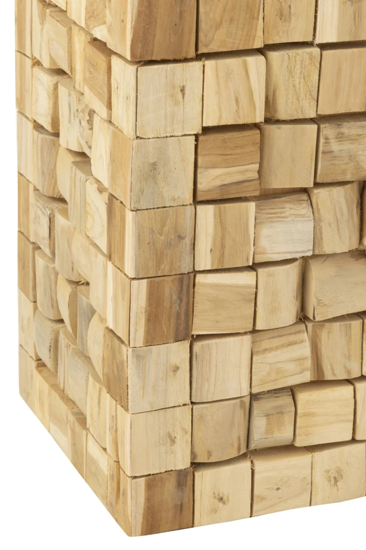 Close-up van de Bijzettafel 30 x 45 CM Teakhout, die het houten oppervlak laat zien met verspringende, rechthoekige teakblokken gerangschikt in een geometrisch, driedimensionaal patroon voor een stijlvol, gestructureerd effect.