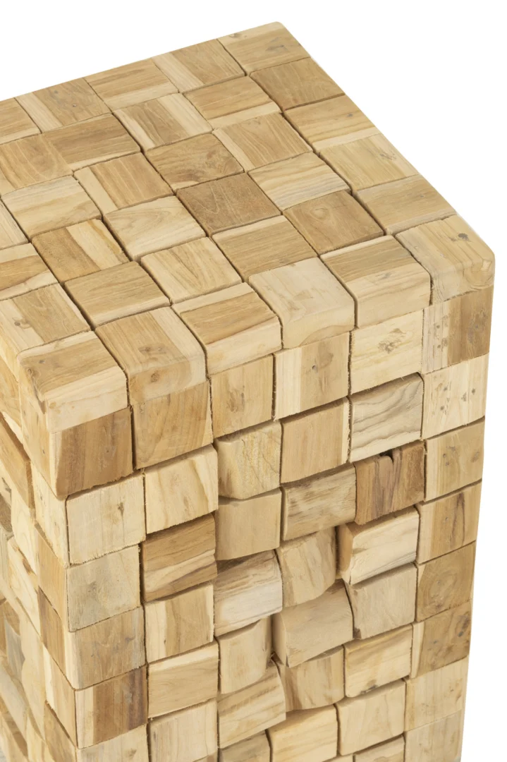 Close-up van de Bijzettafel 30 x 45 CM Teakhout, met kleine, vierkante teakhouten blokken die in een raster zijn gerangschikt om een rechthoekige kolom te vormen met een gestructureerde, geometrische look.