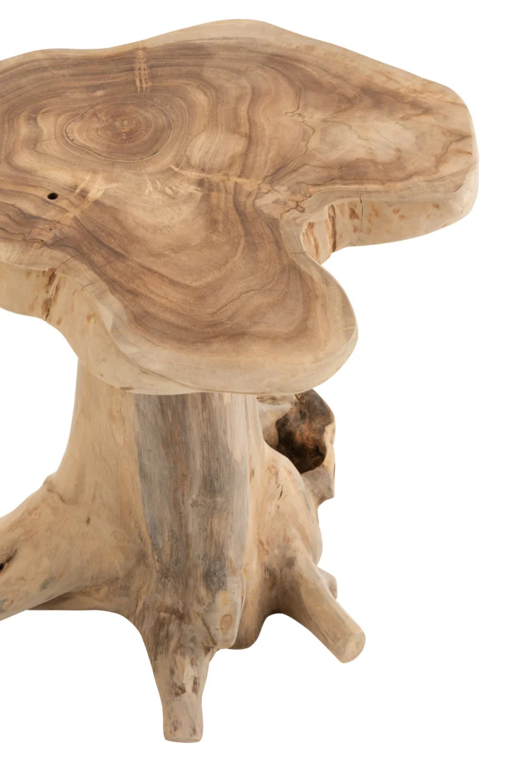 Sidetable Amy Teak Hout Natuurlijk Klein is een rustiek houten bijzettafeltje met een natuurlijke, ongelijke rand en een dikke boomstamvoet, die de zichtbare teakhouten nerven en organische vormen benadrukt.