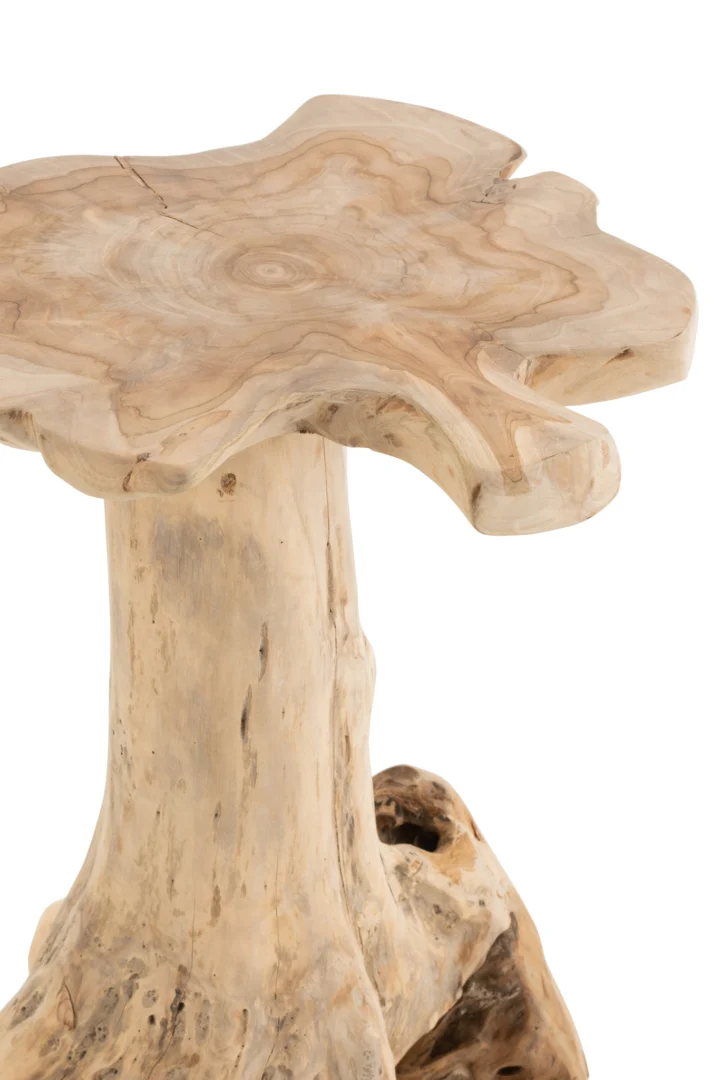 Een close-up van de Bijzettafel Teakhout, een rustieke houten bijzettafel met een natuurlijke, oneffen rand en zichtbare houtnerf, gemaakt uit één stuk massief teakhout.