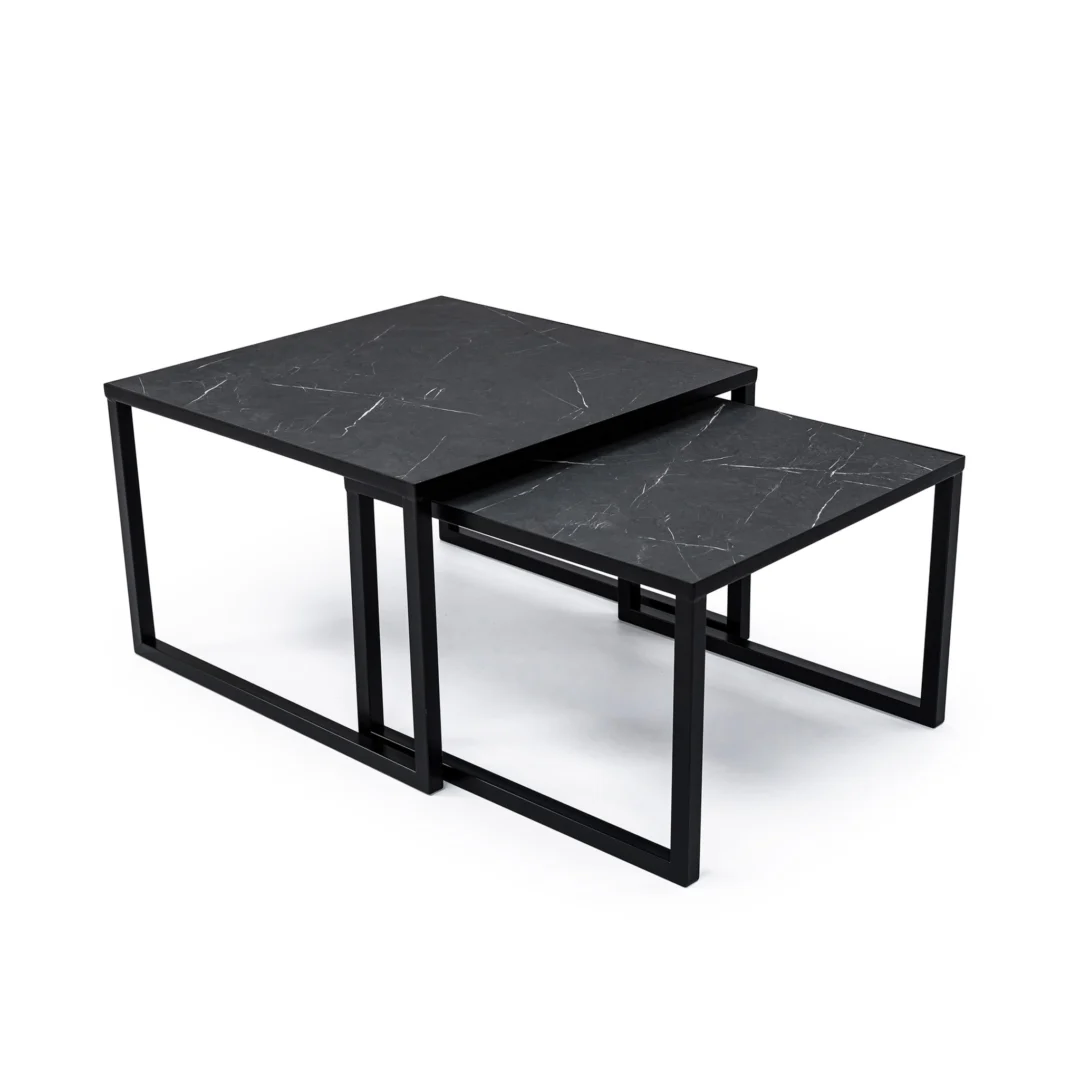 De Salontafel Zwart 67 x 44 CM Marmer set bestaat uit twee moderne zwarte nesttafels met rechthoekige marmeren bladen en minimalistische metalen frames; de kleinere tafel kan gedeeltelijk onder de grotere worden geschoven.