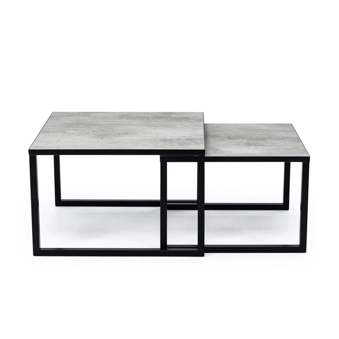 De Salontafel Zwart 67 x 44 CM Beton is een moderne salontafel met een genest ontwerp, met twee rechthoekige oppervlakken op verschillende hoogtes met lichtgrijze bladen en zwarte metalen frames.