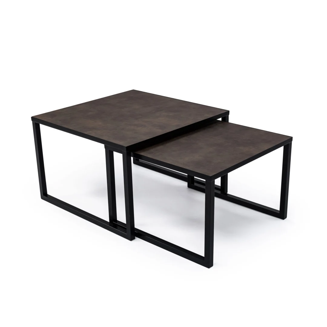De Salontafel Zwart, Bruin 67 x 44 CM set bestaat uit twee moderne vierkante nesttafels met donkerbruine bladen en zwarte metalen frames. De kleinere tafel past netjes onder de grotere voor veelzijdig gebruik.