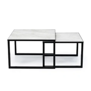 De Salontafel Zwart, Wit 67 x 44 CM Marmer bestaat uit twee moderne salontafels met rechthoekige witte marmeren bladen en zwarte metalen frames, ontworpen om samen geplaatst te worden waarbij de ene gedeeltelijk onder de andere wordt geschoven.