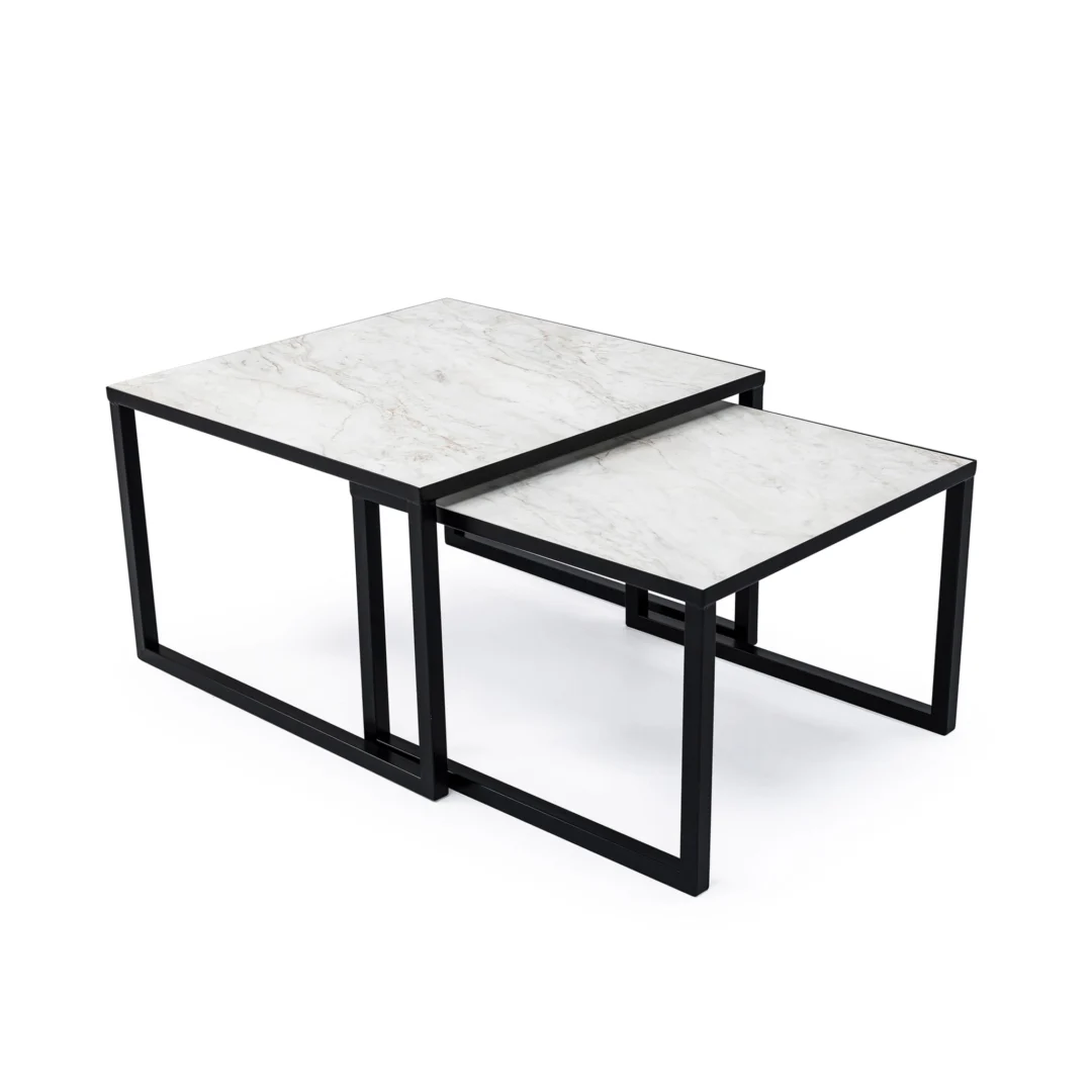 De Salontafel Zwart, Wit 67 x 44 CM Marmer is een set van twee moderne salontafels met een zwart onderstel en een wit marmeren blad; de kleinere tafel past gedeeltelijk onder de grotere.