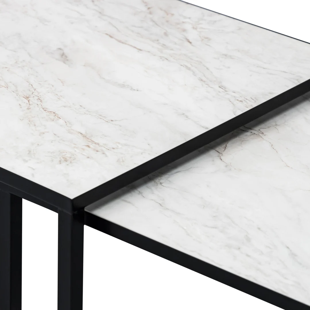 Twee Salontafel Zwart, Wit 67 x 44 CM Marmer tafels met wit marmeren bladen en zwarte frames zijn enigszins overlappend geplaatst.