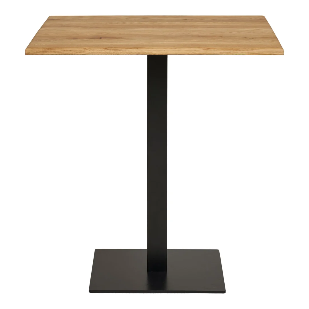 De Lignano Cafétafel is een moderne vierkante tafel met een licht houten blad en een enkel zwart metalen onderstel op een rechthoekig zwart plateau, getoond vanaf de voorkant.