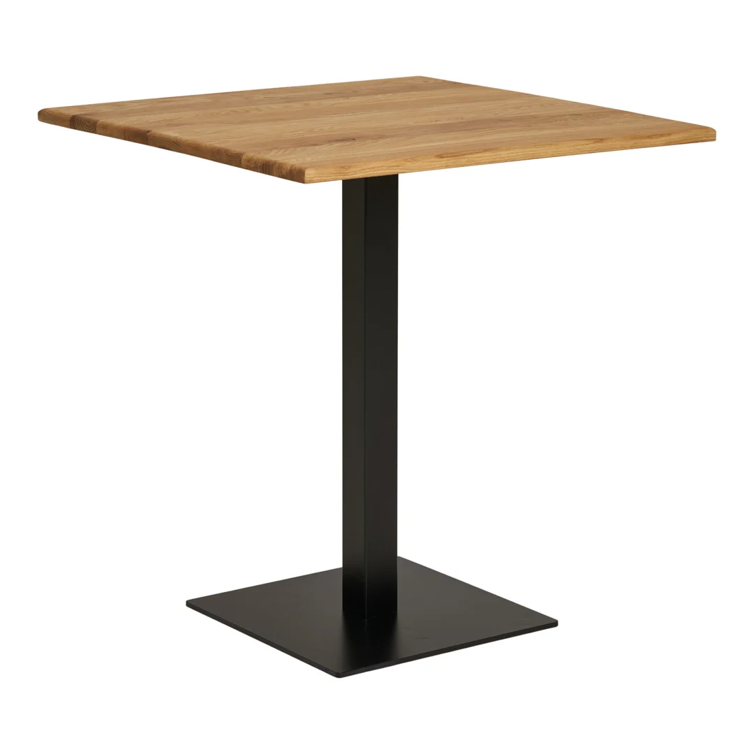De Lignano Cafétafel is een moderne, minimalistische vierkante houten tafel met een lichtbruin blad en een enkel zwart metalen voetstuk op een vierkante metalen plaat.