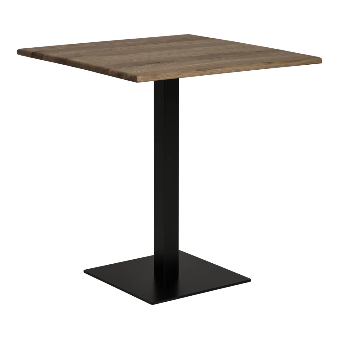 De Lignano Cafétafel is een moderne, minimalistische vierkante houten tafel met een lichtbruin blad en een enkel zwart metalen voetstuk op een vierkante plaat.