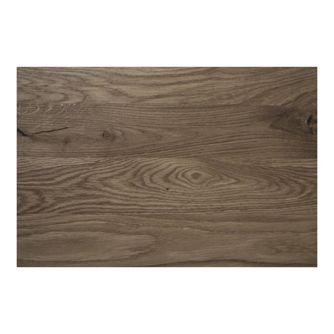 De Lignano Cafétafel heeft een rechthoekig houten oppervlak met een natuurlijk nerfpatroon in lichte en middelbruine tinten, geaccentueerd door een paar zichtbare knoesten.