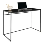 Vita bureau met zwart frame en blad. Laptop op het bureau. Afmeting 100x45x75 cm.
