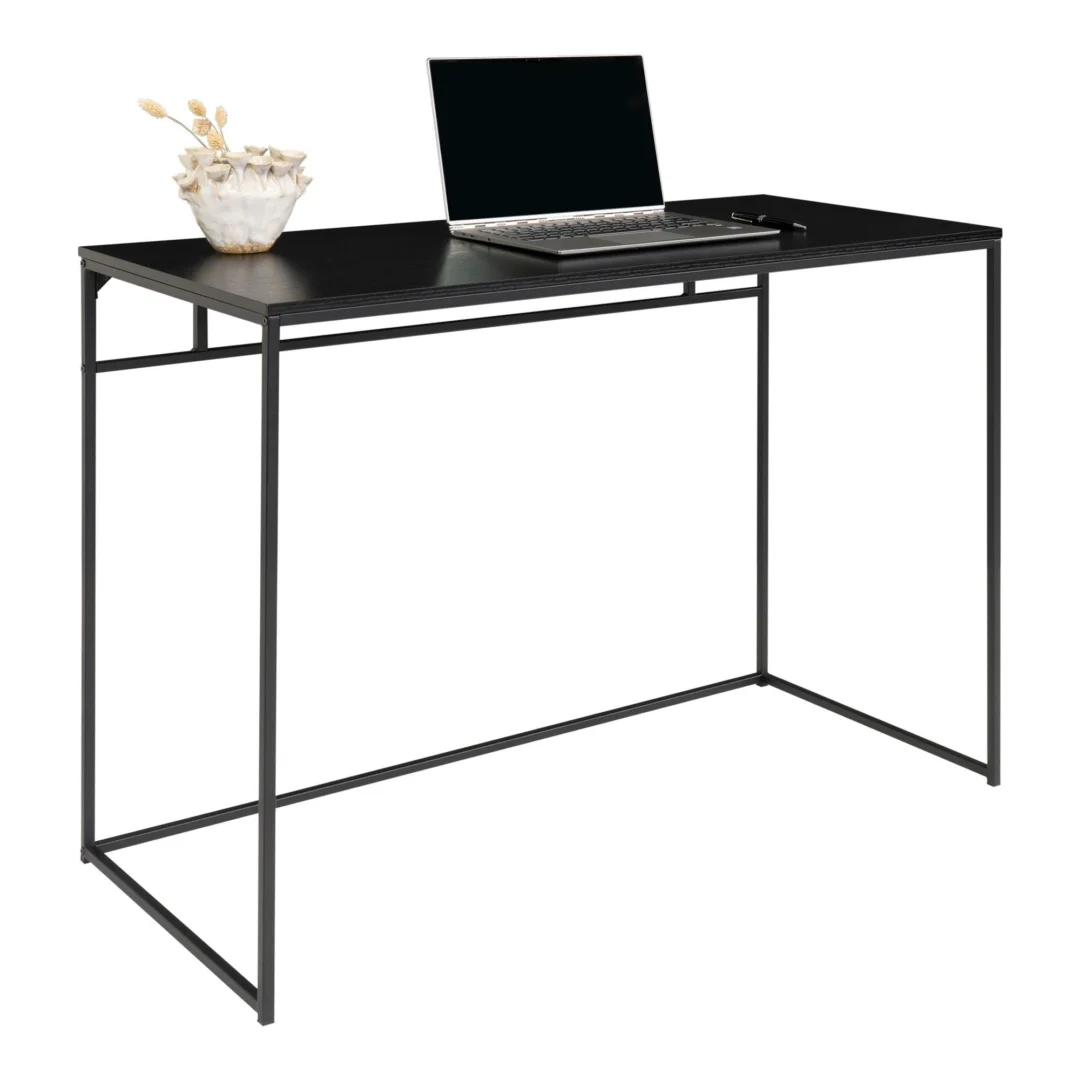 Vita bureau met zwart frame en blad. Laptop op het bureau. Afmeting 100x45x75 cm.