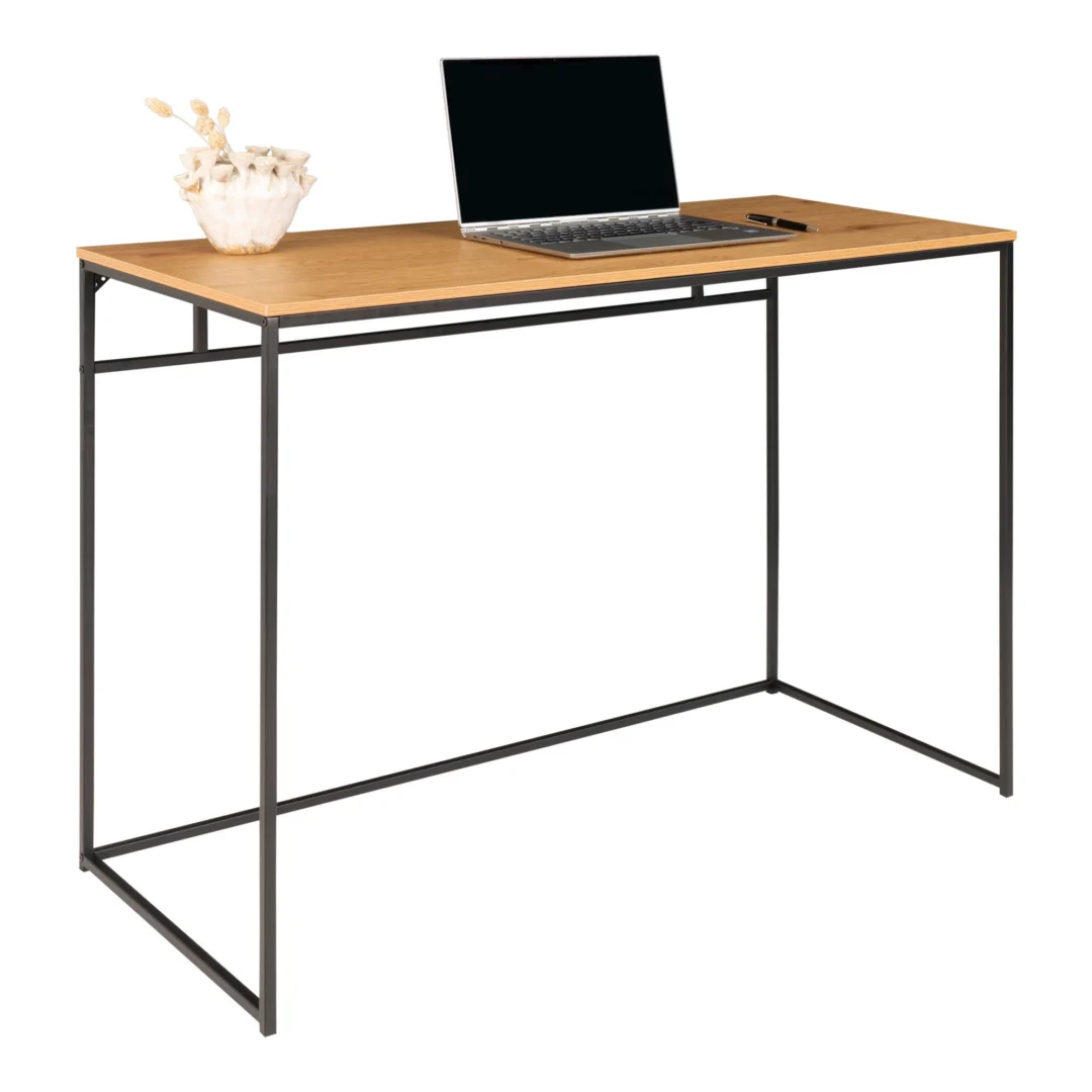 Industriële bureau 100x45 eikenlook met zwart stalen frame. Laptop en decoratie op het bureau.