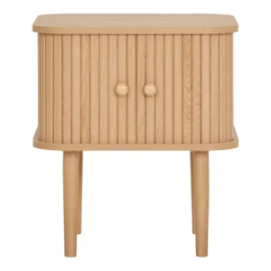 De Nikko Bijzettafel is een licht houten nachtkastje met afgeronde hoeken, verticale latten aan de voorkant, twee ronde knoppen en vier rechte poten. Het ontwerp is eenvoudig, modern en minimalistisch.