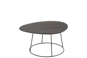 De Bijzettafel Bruin 35 CM Ovaal Metaal heeft een modern ovaal bruin blad en slanke zwart metalen poten verbonden door een ronde voet, tegen een effen witte achtergrond.