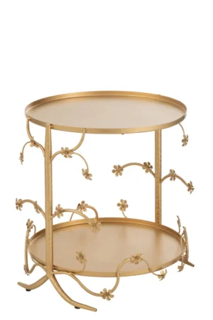 Bijzettafel Goud (45 x 45 cm) is een compacte ronde bijzettafel met twee planken, met sierlijke metalen bloemen- en wijnrankmotieven die rond de poten en zijkanten zijn gewikkeld voor een elegante metallic look.