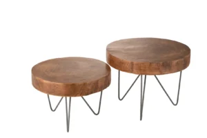De Bijzettafel Bruin Vierkant Ijzer bestaat uit twee vierkante bruine salontafels met stevige bladen en een zwart metalen onderstel, de ene iets hoger en groter dan de andere, afgebeeld op een witte achtergrond.