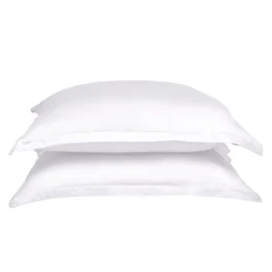 Twee Kussenslopen 60x70 Crème Anti-allergeen op elkaar gestapeld tegen een effen witte achtergrond.