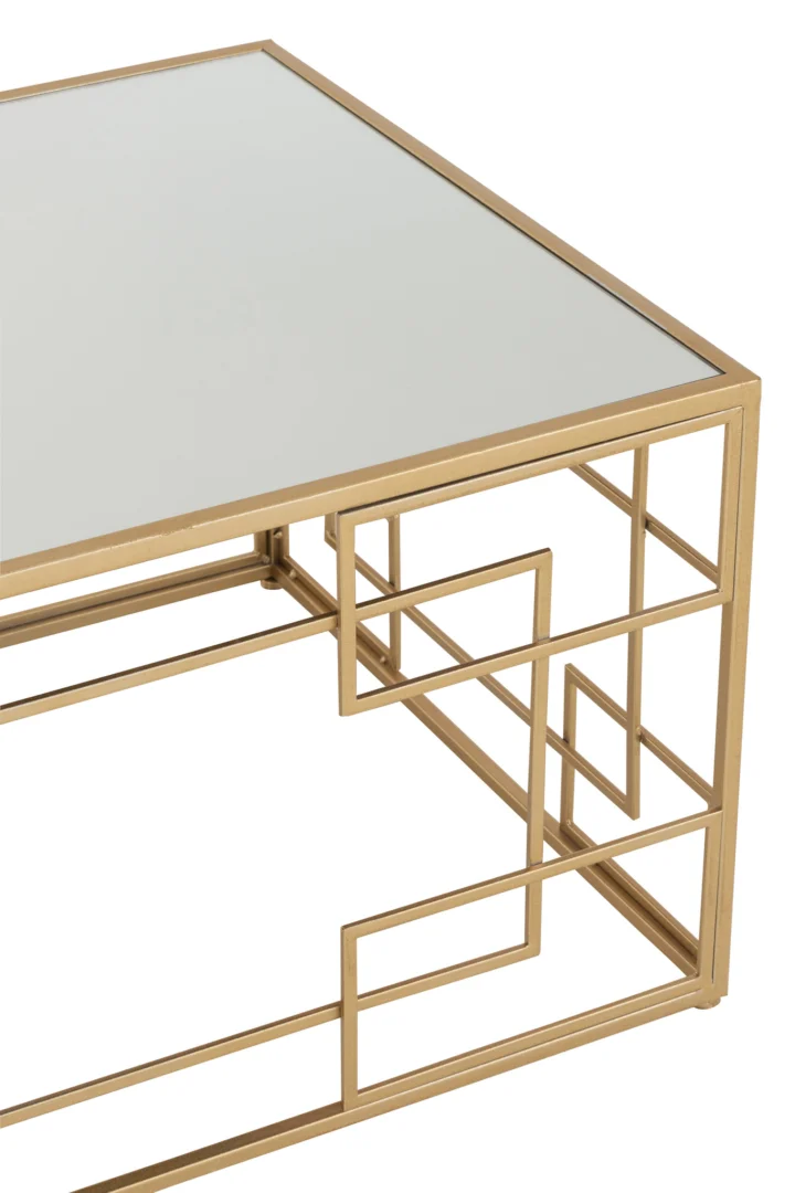 Een close-up van de Salontafel Goud Rechthoek Metaal, een moderne salontafel met een glazen blad en een geometrisch goud metalen frame met vierkante en rechthoekige ontwerpen.