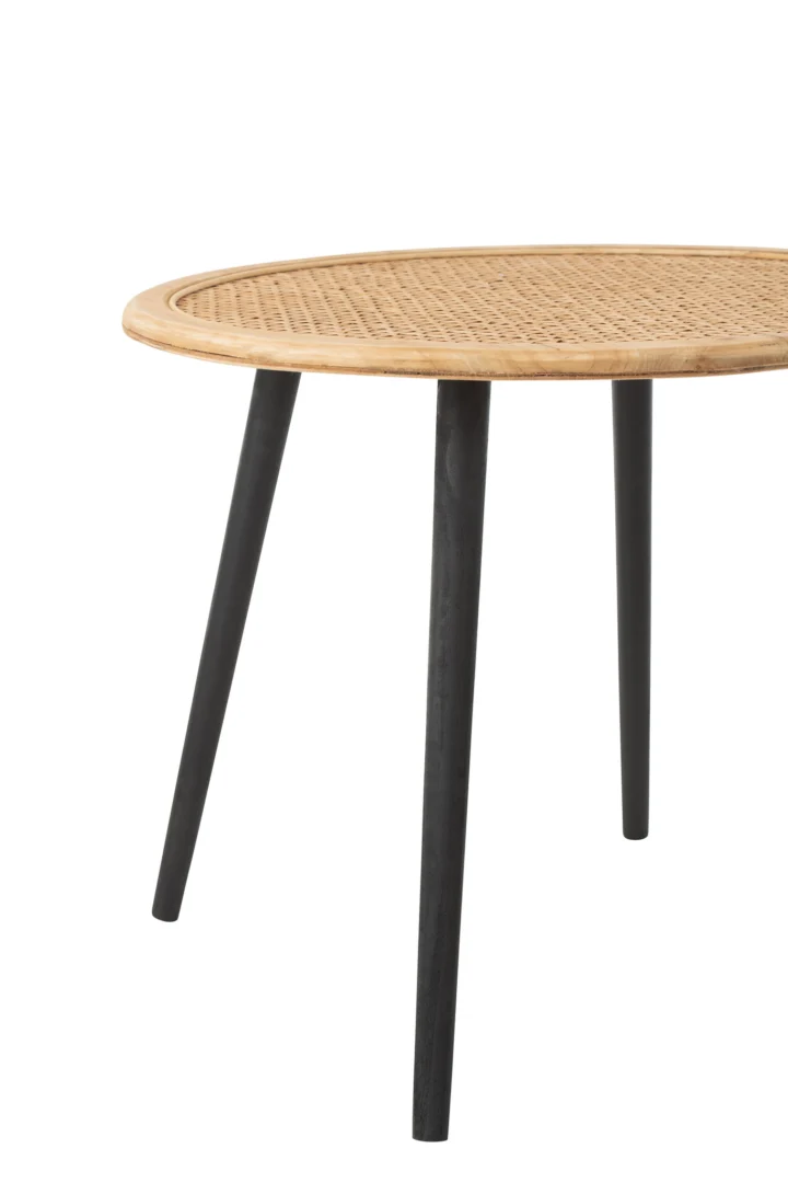 De Bijzettafel 67 x 67 CM Vierkant Bamboe is een vierkante bijzettafel met een geweven bamboe blad, licht houten randen en drie zwarte taps toelopende poten, weergegeven op een witte achtergrond.
