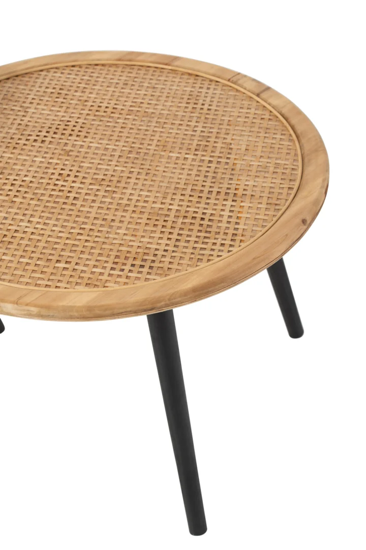 De Bijzettafel 67 x 67 CM Vierkant Bamboe is een vierkante bamboe bijzettafel met een geweven rotan blad en zwarte schuine poten, van opzij gezien tegen een witte achtergrond.