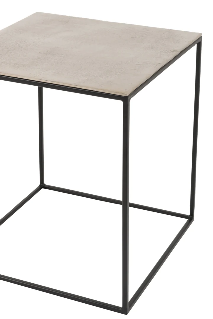De Bijzettafel Zilver, Zwart 55 CM Vierkant is een minimalistische vierkante bijzettafel met een dun tafelblad van zilver aluminium en slanke poten van zwart metaal, tegen een witte achtergrond.
