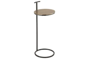De Sidetable Toni heeft een minimalistisch ontwerp met een rond blad van goudkleurig aluminium, een slank frame van zwart metaal, een ronde voet en een verticale handgreep boven het tafelblad.