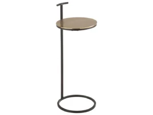De Sidetable Toni heeft een minimalistisch ontwerp met een rond blad van goudkleurig aluminium, een slank frame van zwart metaal, een ronde voet en een verticale handgreep boven het tafelblad.