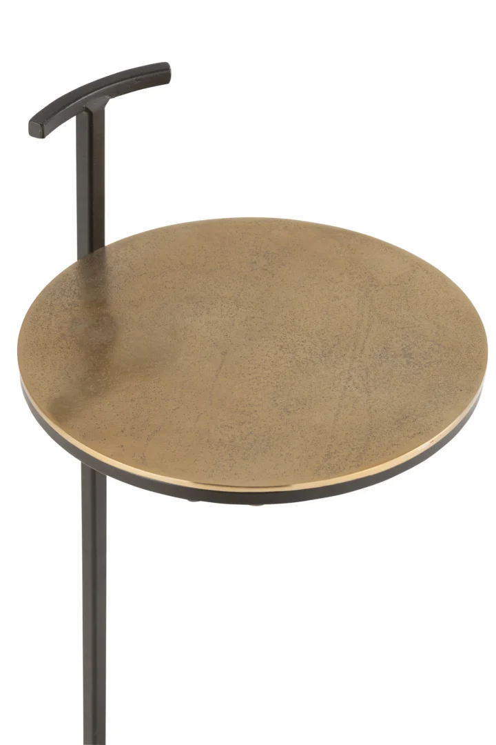 De Sidetable Toni Aluminium/IJzer Goud/Zwart is een ronde, messingkleurige metalen bijzettafel met een slanke zwarte poot en een verticale zwarte handgreep op de rand van het tafelblad.