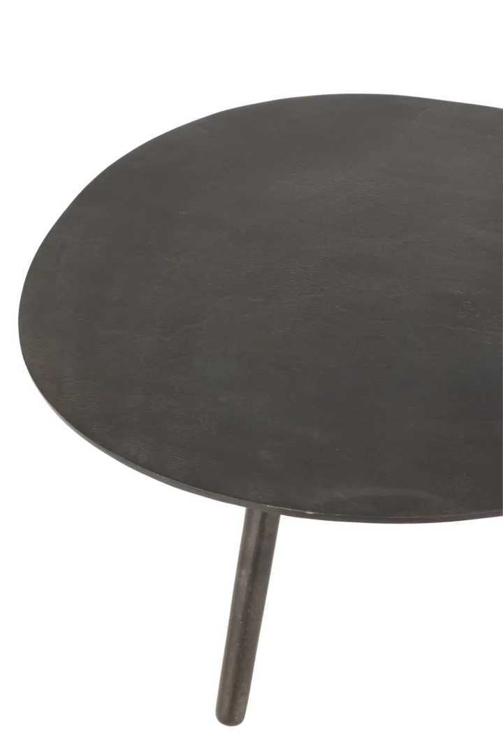 Een close-up van Salontafel Zwart 32 CM Aluminium toont het ronde, donker metalen ontwerp met een glad oppervlak en een enkele zichtbare poot, tegen een effen witte achtergrond.