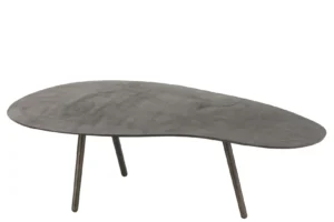 De Salontafel Zwart 119 CM Aluminium is een moderne, niervormige salontafel met een grijs gestructureerd oppervlak en drie slanke poten tegen een witte achtergrond.