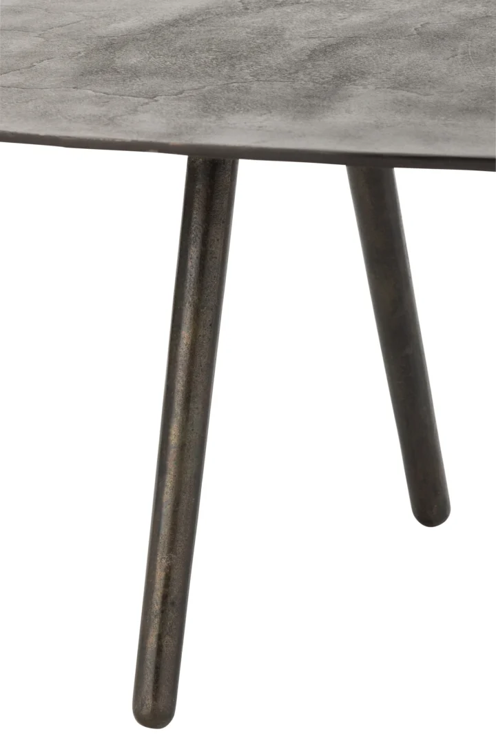 Close-up van twee schuine, cilindrische metalen poten die de Salontafel Zwart 119 CM Aluminium ondersteunen, een ronde tafel met een glad grijs oppervlak, getoond tegen een witte achtergrond.