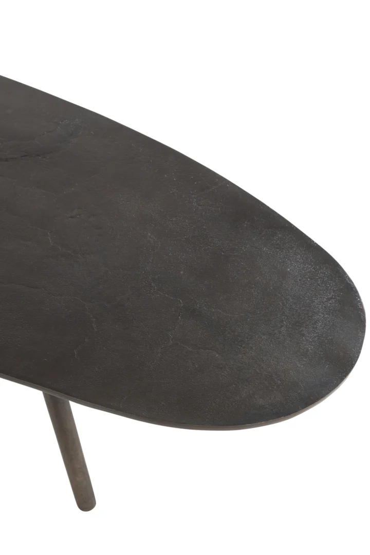Een close-up van Salontafel Zwart 119 CM Aluminium toont het donkere, ovale tafelblad met een gladde matte afwerking en slanke, ronde metalen poten.