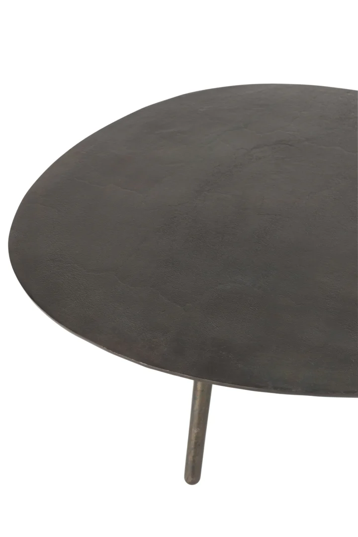 Een close-up van Salontafel Zwart 119 CM Aluminium toont het ronde, donkere aluminium blad en een enkele slanke metalen poot tegen een witte achtergrond.