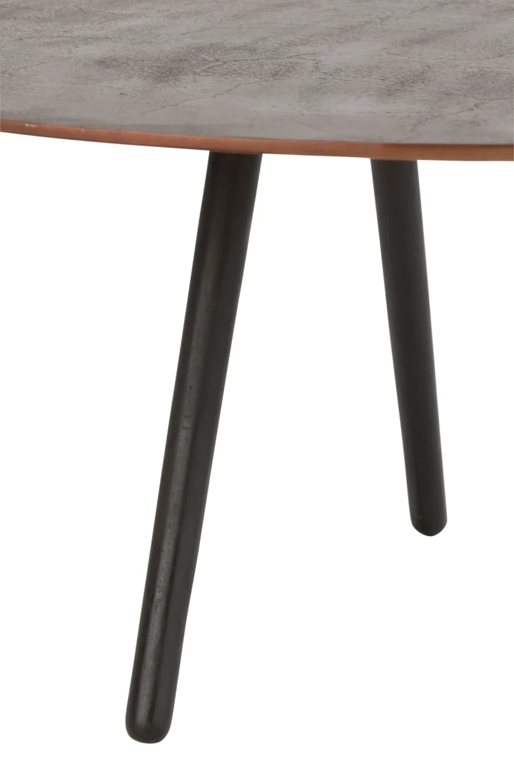 Close-up van de Salontafel Bruin 72 x 36 CM Aluminium: twee zwarte, schuine poten ondersteunen een rond tafelblad met een grijs gestructureerd oppervlak en bruine rand, tegen een witte achtergrond.