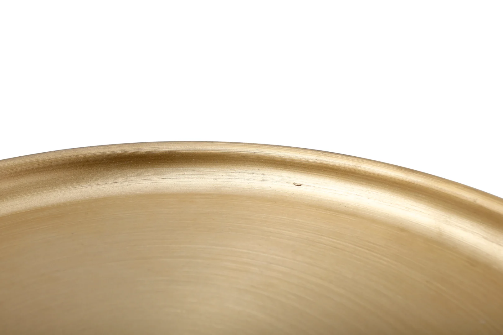 Close-up van de rand van de Bijzettafel Goud Rond Ijzer Design, een rond, goudkleurig metalen bijzettafeltje, tegen een witte achtergrond.