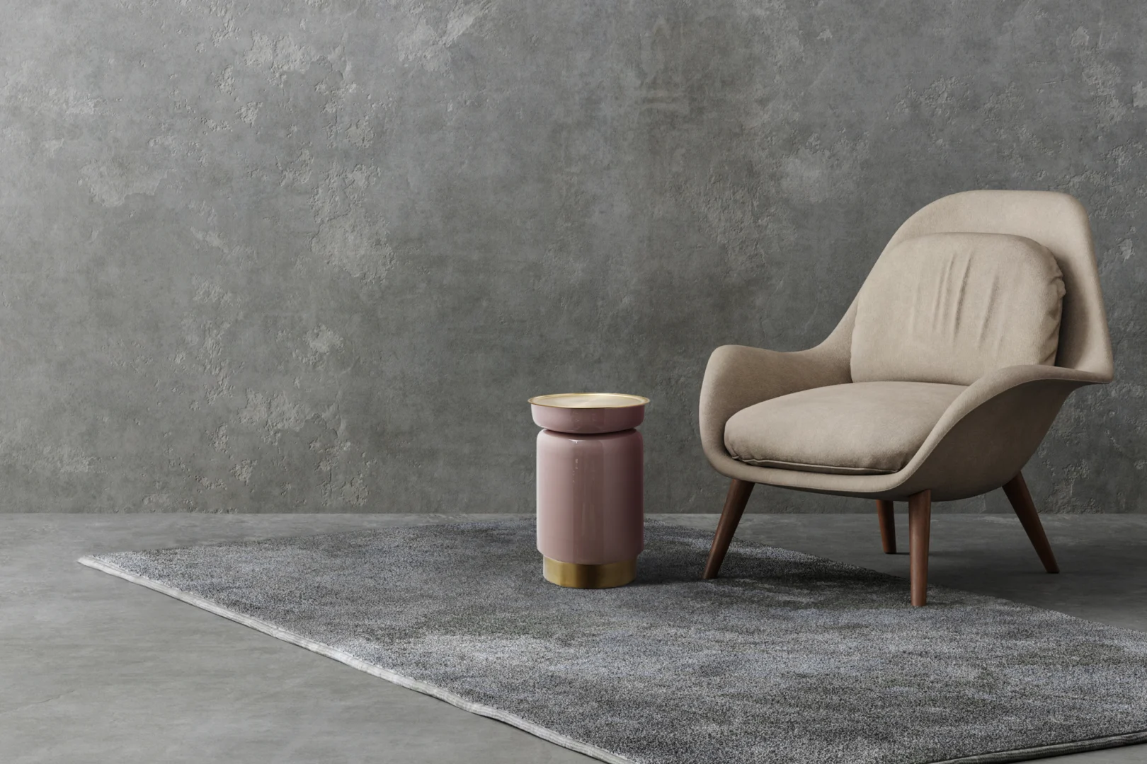 Een moderne beige fauteuil rust op een grijs vloerkleed naast de Bijzettafel Goud Rond Ijzer Design, een klein rond roze bijzettafeltje met een gouden onderstel, tegen een grijze muur met textuur in een minimalistische kamer.
