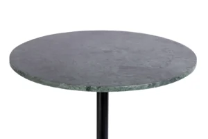 De Bijzettafel Groen Rond Marmer heeft een rond groen marmeren tafelblad en een enkele zwart metalen poot, tegen een effen witte achtergrond.