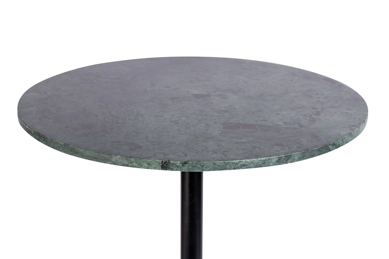 De Bijzettafel Groen Rond Marmer heeft een rond groen marmeren tafelblad en een enkele zwart metalen poot, tegen een effen witte achtergrond.