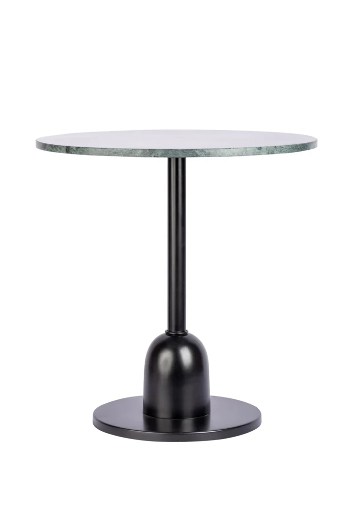 De Bijzettafel Groen Rond Marmer is een ronde tafel met een glad, lichtgroen marmeren blad en een enkel zwart voetstuk, met een cilindrische stam en een brede, platte ronde bodem.