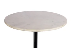 De Bijzettafel Roest heeft een rond wit marmeren tafelblad met subtiele grijze adering, ondersteund door een enkele zwart metalen poot, tegen een effen witte achtergrond.