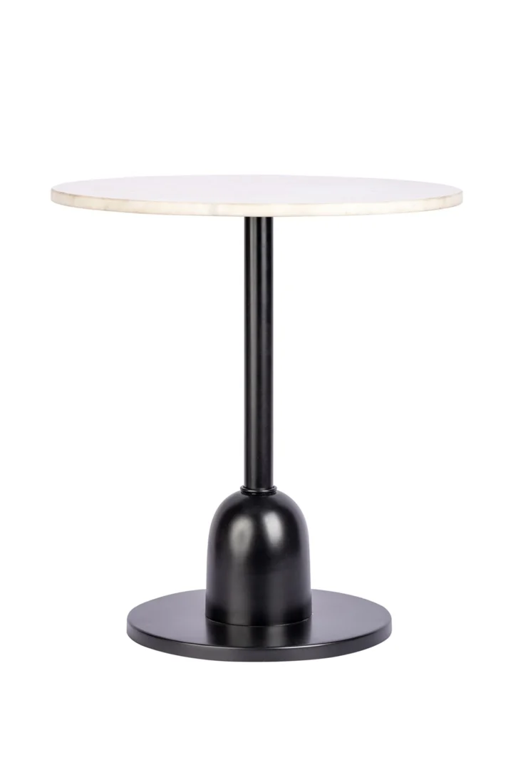 De Bijzettafel Roest is een ronde bijzettafel met een wit marmeren blad en een enkel zwart voetstuk, ontworpen met een brede, ronde bodem voor extra stabiliteit.