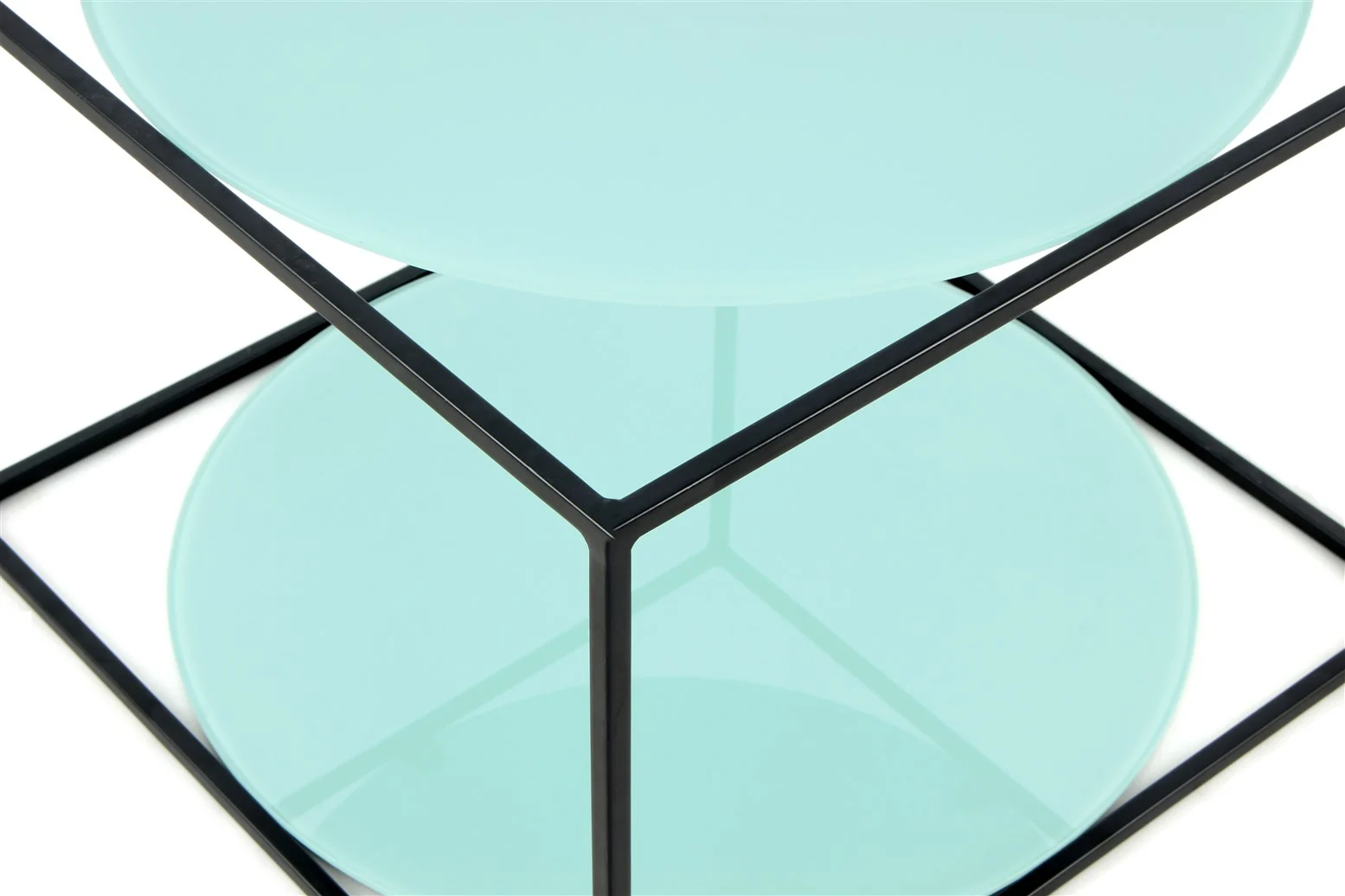 Close-up van de Bijzettafel Zwart, Groen Rond Metaal met twee ronde lichtblauwe glazen planken en een zwart metalen geometrisch frame.