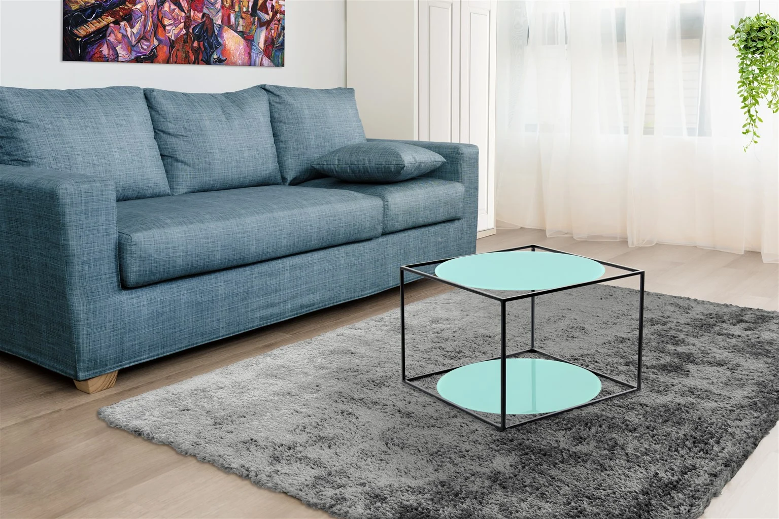 Een moderne woonkamer met een blauwe bank, grijs vloerkleed, groene ronde metalen Bijzettafel Zwart, muurkunst boven de bank, een hangplant en transparante witte gordijnen die natuurlijk licht binnenlaten.