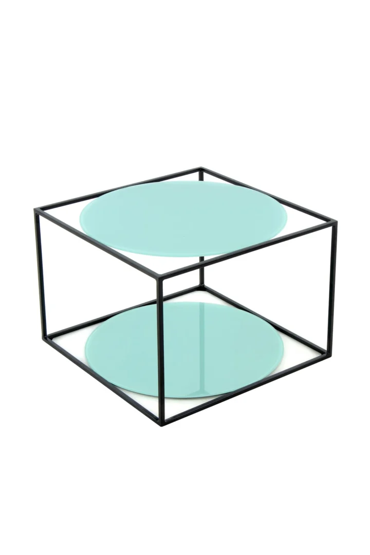 De Bijzettafel Zwart, Groen Rond Metaal is een moderne, kubusvormige bijzettafel met een zwart metalen frame en twee ronde, groen metalen oppervlakken - één bovenop en één op de onderste plank.