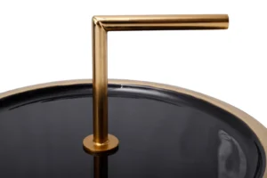 Een close-up van de Bijzettafel Zwart, Roest 13 CM Rond Ijzer, een moderne zwart met roestkleurige ronde ijzeren bijzettafel, tegen een witte achtergrond.