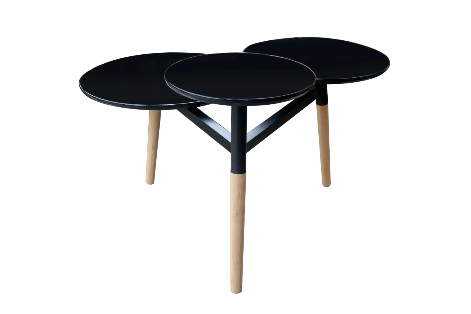 De Bijzettafel Zwart 30 CM Rond Bamboe is een moderne bijzettafel met drie schuine houten poten en drie met elkaar verbonden ronde zwarte tafelbladen met een opbergvak, allemaal tegen een witte achtergrond.